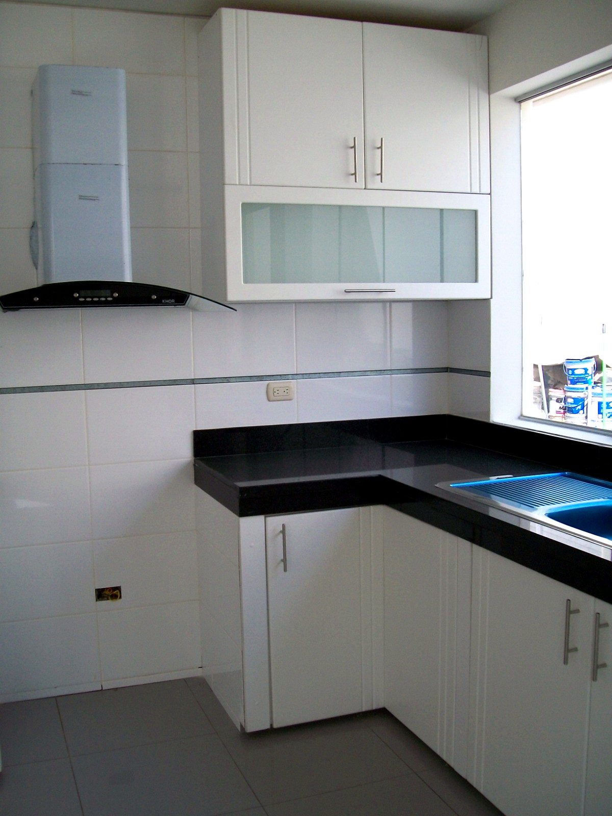 Esquina de cocina con alacena y vitrina esmerilada