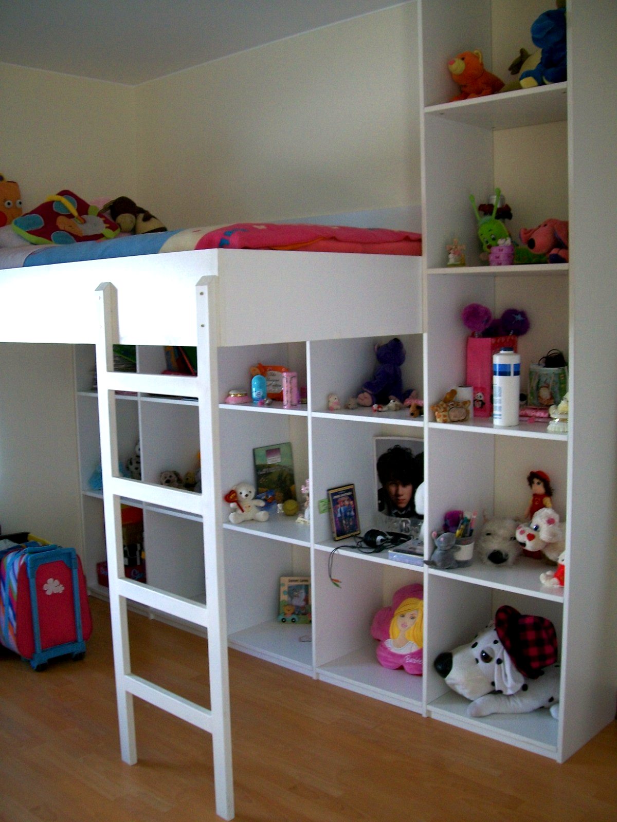 Cama alta con estantería modular