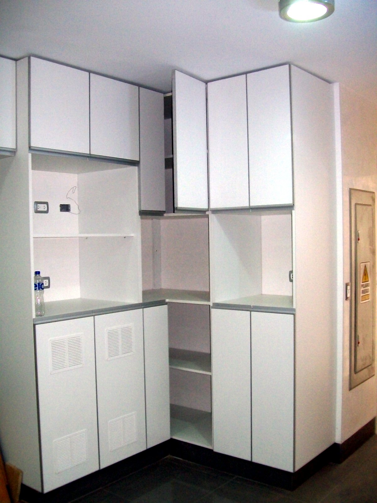 Muebles de cocina con despensa y perfil de aluminio