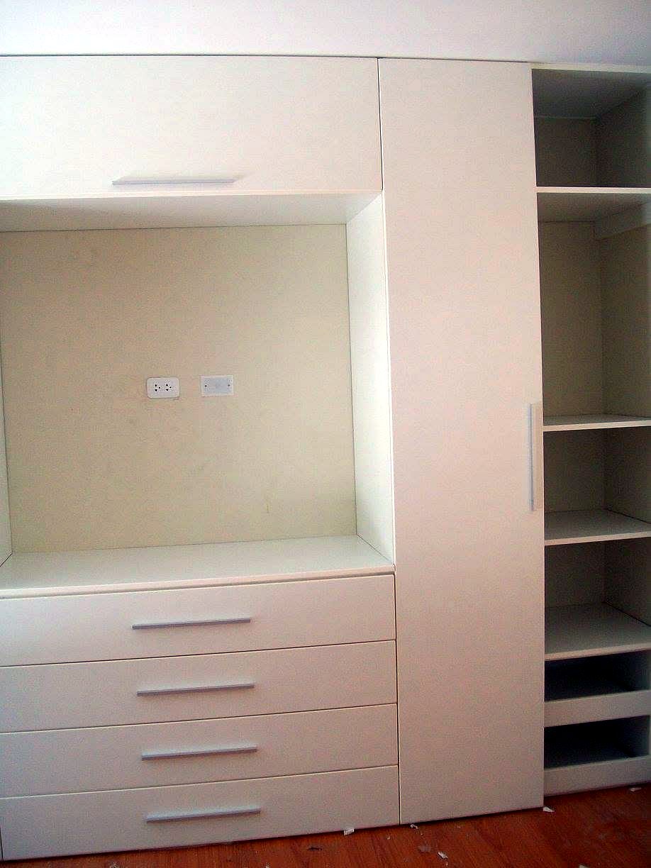 Ropero blanco con nicho para TV y cajonera