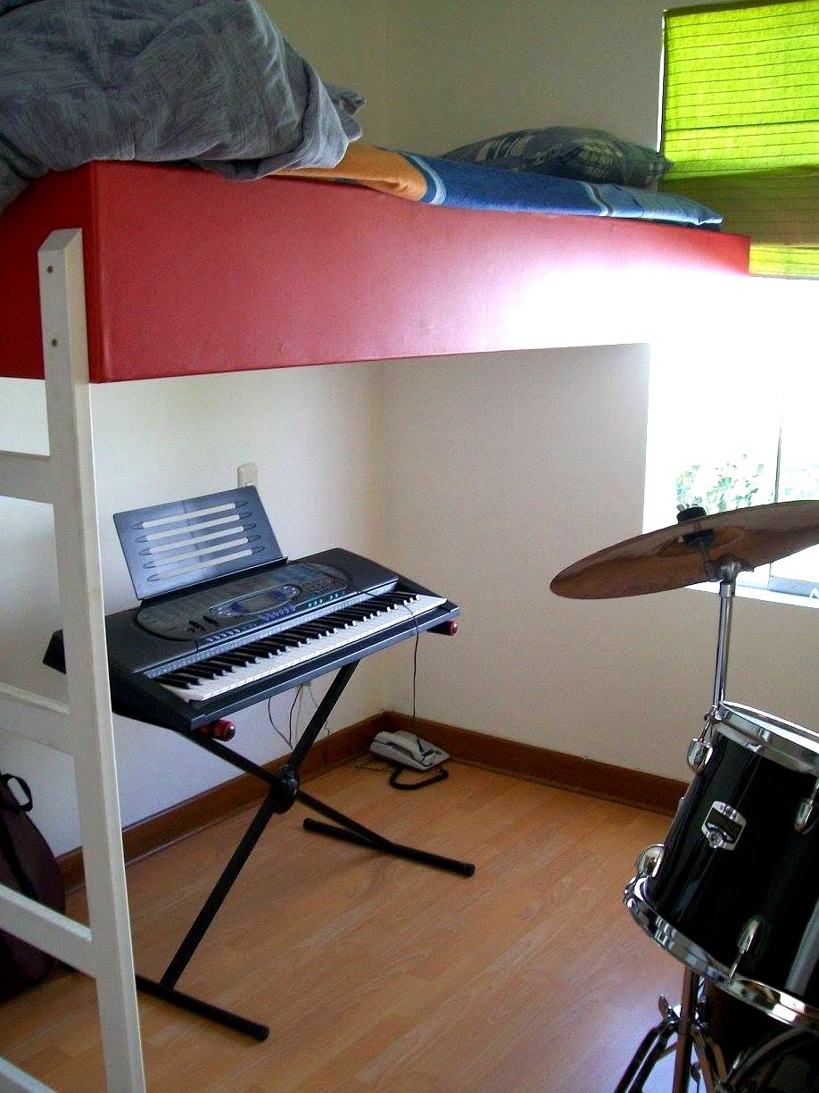 Cama alta con espacio libre inferior