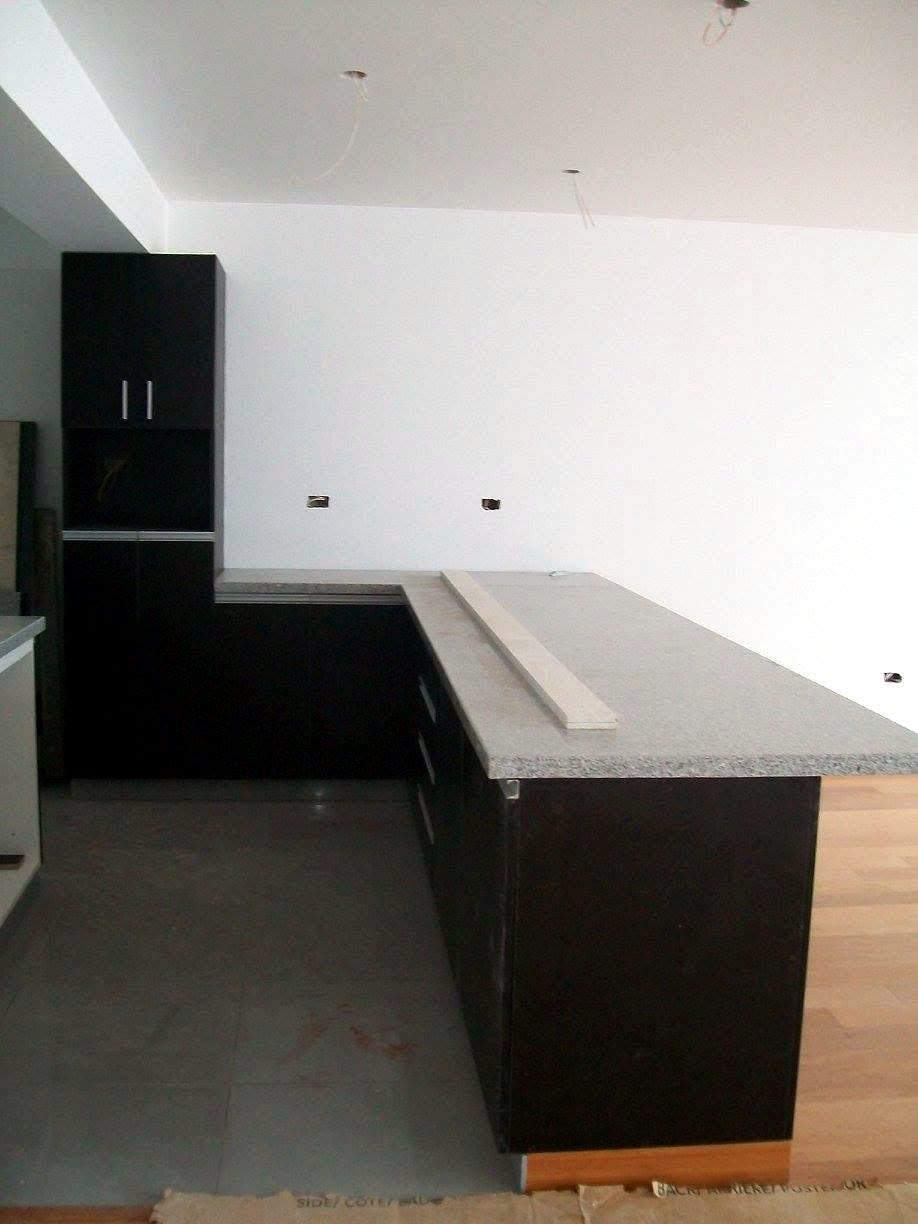 Cocina en L wengué con barra de granito